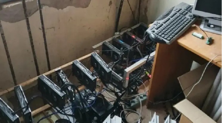 
			На Урале нашли спрятанную в жилом помещении майнинговую ферму		